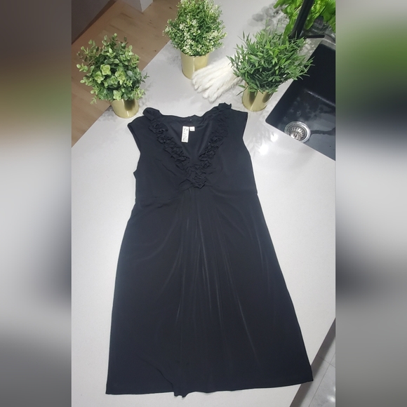 EMMA & MICHELE Belle petite robe noire avec drapage au devant et encolure en V - Picture 2 of 7